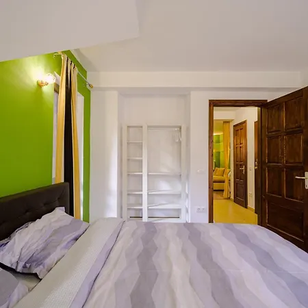 Apartment Forest Nest With Mountain View
